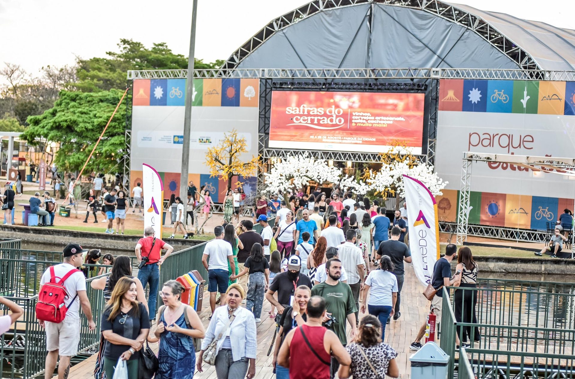 Público na área externa do festival em 2025